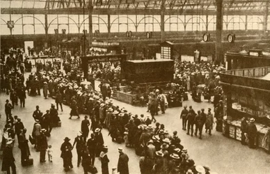 Una coda di vacanzieri in attesa dei treni alla stazione di Waterloo, Londra, 1930.