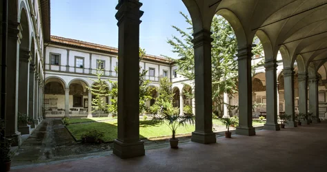 Architettura: veduta del chiostro dei morti Basilica di Santo Spirito, Italia
