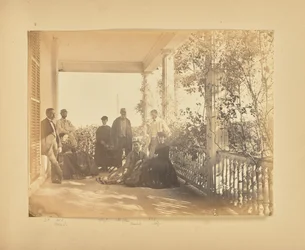 [Ritratto di gruppo in veranda]