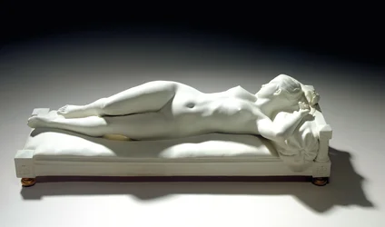 Figura in biscotto di Sèvres di un nudo reclinato, 