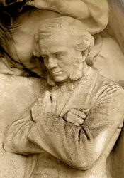 Dettaglio di una scultura raffigurante il compositore Cesar Franck