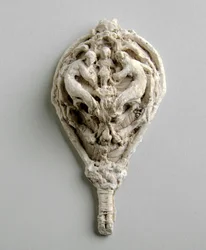 Maquette per un pendente con due figure sospese sopra la figura di un bambino
