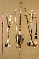 Un khlui, tre so sam sai con archi e un pi, strumenti tailandesi da 