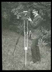 Autoritratto con Fotocamera, Treppiede e Pistola
