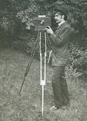 Autoritratto con fotocamera, treppiede e pistola, 1886