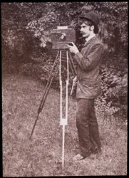 Autoritratto con fotocamera, treppiede e pistola