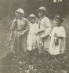 Senza titolo (Flora, Elizabeth, Howard e Kitty nel campo di Lake George)
