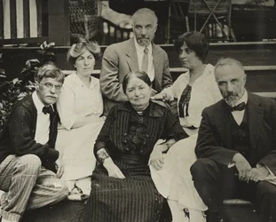 Senza titolo (Stieglitz, Agnes, madre Hedwig, Julius, Selma e Lee sui gradini di Oaklawn)