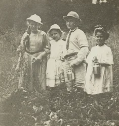 Senza titolo Flora, Elizabeth, Howard & Kitty nel campo di Lake George, 1903-05