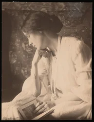 Foto di Alice Broughton di Agnes Pelton (foto b/n)