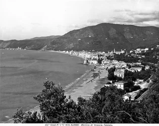Veduta panoramica della città di Alassio, provincia di Savona, circa 1915-20