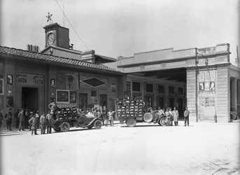 Facchini davanti alla stazione, progettata da Enrico Maria Antonia Present (sul sito dove si trova la nuova stazione ferroviaria di Santa Maria Novella), Firenze (foto in bianco e nero)