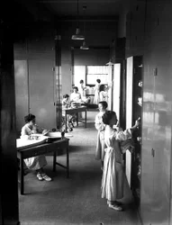Villa Rosa Maltoni Mussolini: studentesse che riordinano il bucato