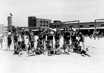 Villa Rosa Maltoni Mussolini: studentesse del campo estivo femminile, durante la ricreazione, sulla spiaggia