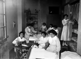 Villa Rosa Maltoni Mussolini: ragazze che stirano e preparano il bucato (foto in bianco e nero)