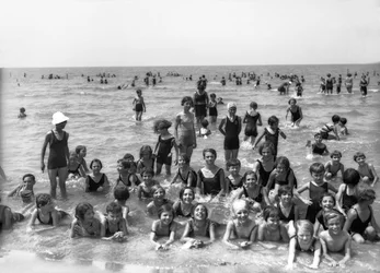 Villa Rosa Maltoni Mussolini: studenti del campo estivo, posando durante una nuotata (foto in bianco e nero)