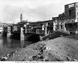 Seconda Guerra Mondiale: il Ponte Vecchio, visto dalle macerie di Borgo S. Jacopo, a Firenze dopo il bombardamento. Questa fotografia faceva parte della Collezione Brogi, ma ora appartiene alla Collezione Alinari