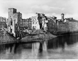 Seconda Guerra Mondiale: le case lungo il fiume Arno, tra il Ponte Vecchio e San Jacopo a Firenze, dopo il bombardamento. Questa fotografia era precedentemente parte della Collezione Brogi, ma ora appartiene alla Collezione Alinari