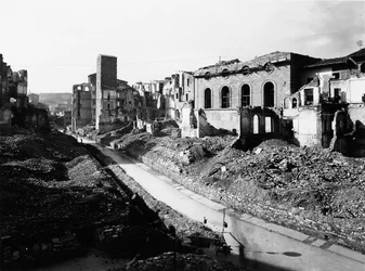 Seconda Guerra Mondiale: le macerie in Borgo San Jacopo a Firenze, dopo il bombardamento. Questa fotografia, precedentemente parte della Collezione Brogi, ora appartiene alla Collezione Alinari