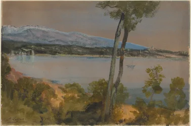 Montagne che si intravedono oltre un lago