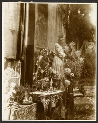 [Un angolo dello studio di Mucha con statue, stampe e fiori, Rue du Val-de-Grâce, Parigi].