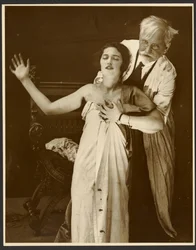 [Alphonse Mucha in costume con la figlia Jaroslava come modella per il manifesto, "De Forest Phonofilm" il primo "talkie" proiettato nel cinema Bio Adria (Praga), Zbiroh, Boemia].