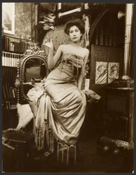 [Modello femminile che tiene in mano un ramo di alloro, Parigi].
