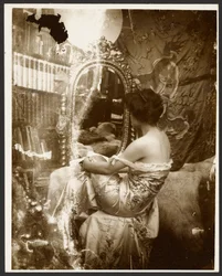 [Modello femminile seduto davanti allo specchio, Parigi].