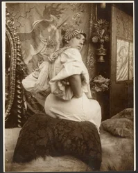 [Modello femminile utilizzato nei pannelli decorativi del 1908 del Teatro Tedesco (New York), Parigi].