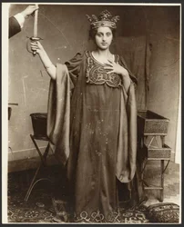 [Modello femminile che indossa la corona e impugna la spada]