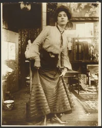 [Modella con camicetta a righe e abito lungo, Parigi].