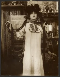 [Modello femminile con lunga veste bianca e cappello con nastri, Parigi].