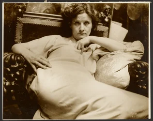 [Modello femminile in poltrona, Parigi].