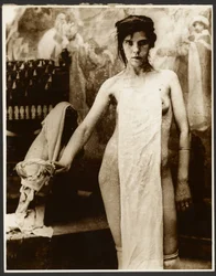 [Modello femminile nudo avvolto in un tessuto].