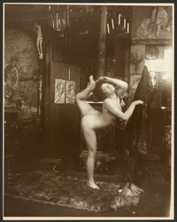 [Modella nuda come ballerina, Parigi].