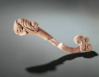 Pezzo di guancia decorato con teste, nomade Altai, V-IV secolo a.C.