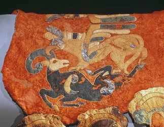 Copertura della sella decorata con grifone che attacca una capra di montagna