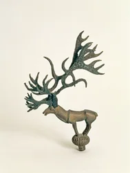 Terminale raffigurante un cervo, dai Tumuli di sepoltura di Pazyryk, V secolo a.C. (cuoio e legno)