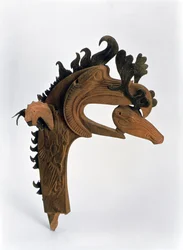 Terminale raffigurante un grifone che tiene un cervo nel becco, dai Tumuli di sepoltura di Pazyryk, V secolo a.C. (cuoio e legno)