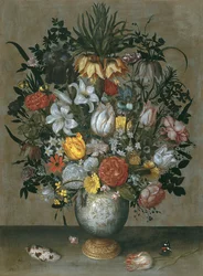 Vaso cinese con fiori, conchiglie e insetti