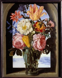 Bouquet di fiori in una cornice di pietra che si apre su un paesaggio