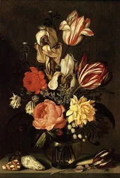 Fiori misti su un davanzale con conchiglie e una mosca