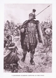 Un legionario che sorveglia prigionieri in un campo, illustrazione da Il Soldato Romano, 1928