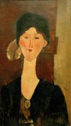 Beatrice Hastings davanti a una porta