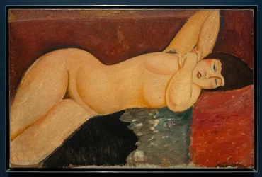 Nudo femminile reclinato con mani intrecciate