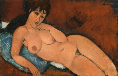 Nudo su un cuscino blu