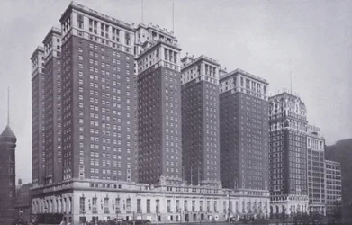 Chicago: Stevens Hotel, con Blackstone Hotel a Destra