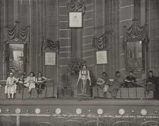 Una danza nel teatro della strada del Cairo