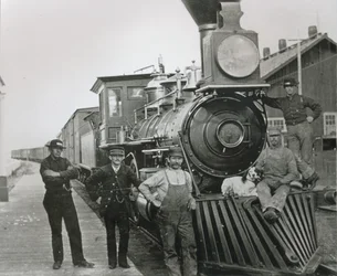 Un treno merci della ferrovia Central Pacific con l