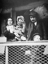 Una famiglia di migranti italiani sul traghetto da Ellis Island a New York City